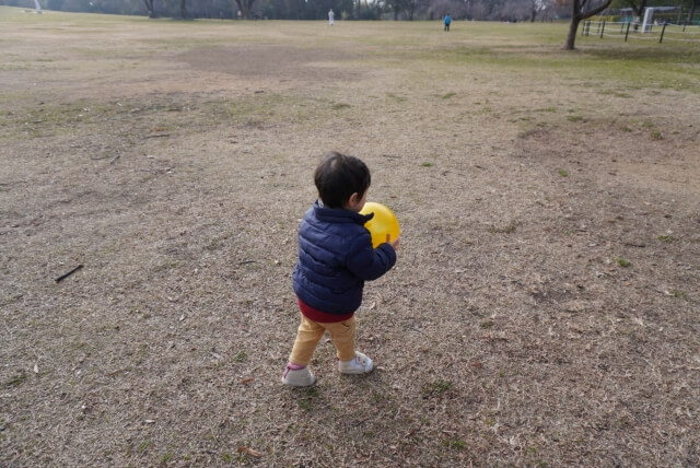 ボールで遊ぶ子ども