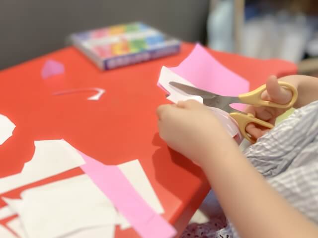 はさみを使う子ども