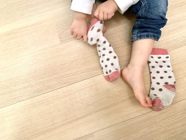 靴下を履く子ども