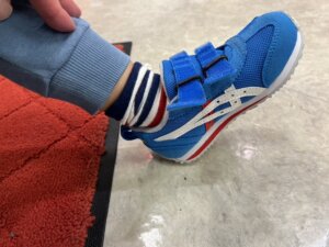 足のかかとと靴のかかとを合わせる