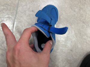 靴の履き口を広げる